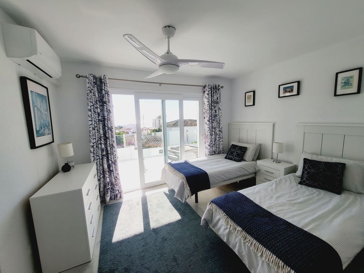 4 chambre Villa/Maison à vendre à Riviera del Sol avec piscine garage - 1 200 000 € (Ref: 9670449)