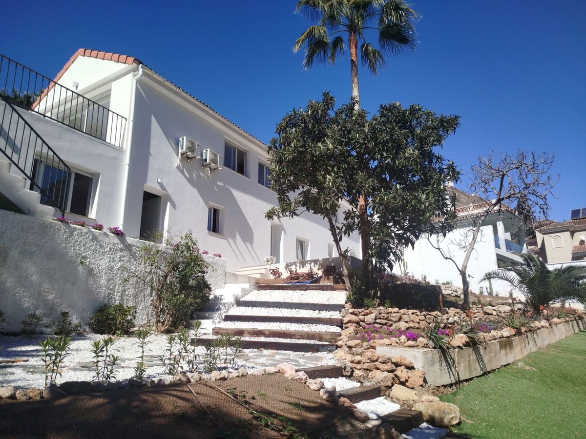 4 sovrum Villa till salu i Mijas Costa med pool - 899 000 € (Ref: 9670450)