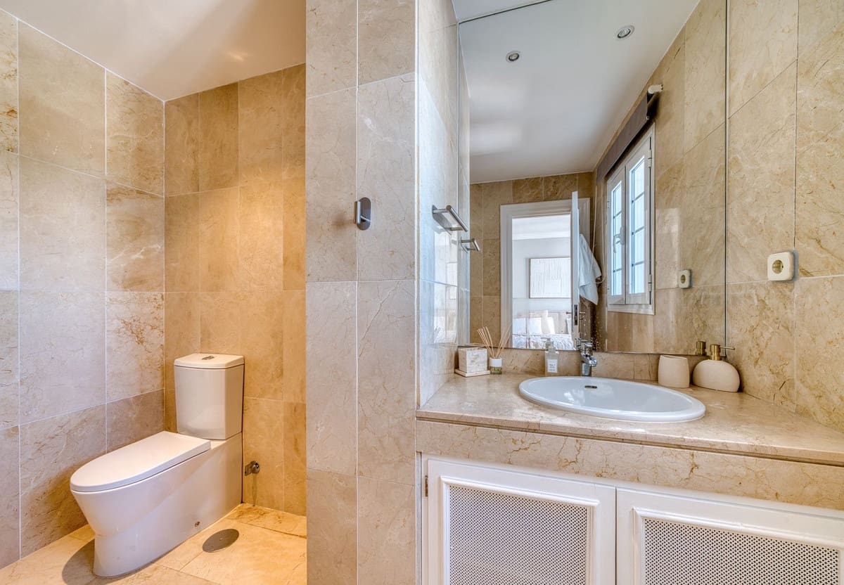 4 makuuhuone Omakotitalo myytävänä paikassa Aloha Golf mukana uima-altaan - 850 000 € (Ref: 9670452)