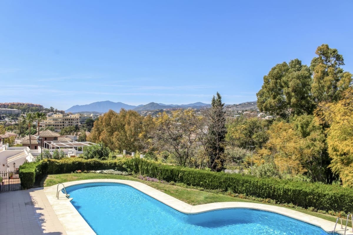 4 makuuhuone Omakotitalo myytävänä paikassa Aloha Golf mukana uima-altaan - 850 000 € (Ref: 9670452)