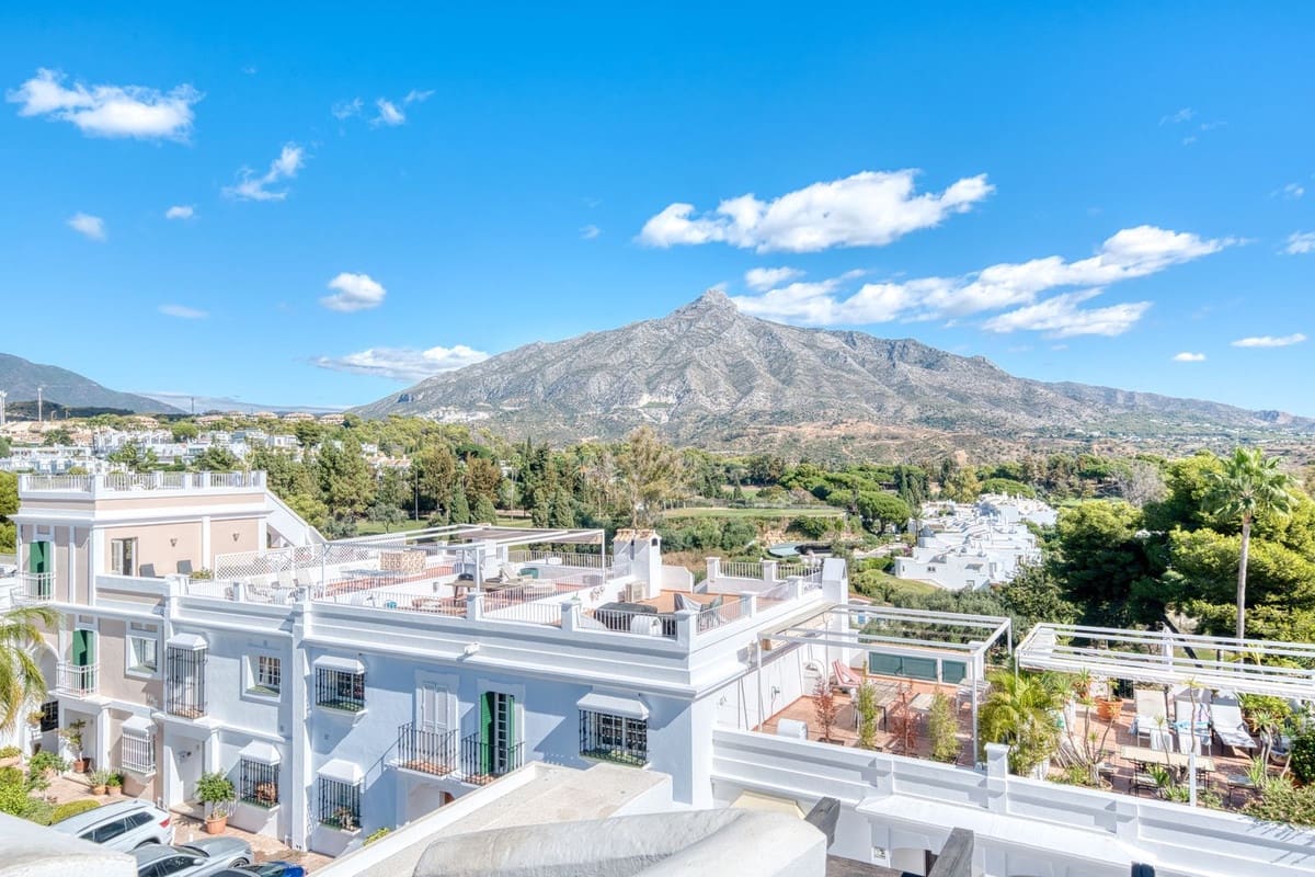 4 makuuhuone Omakotitalo myytävänä paikassa Aloha Golf mukana uima-altaan - 850 000 € (Ref: 9670452)