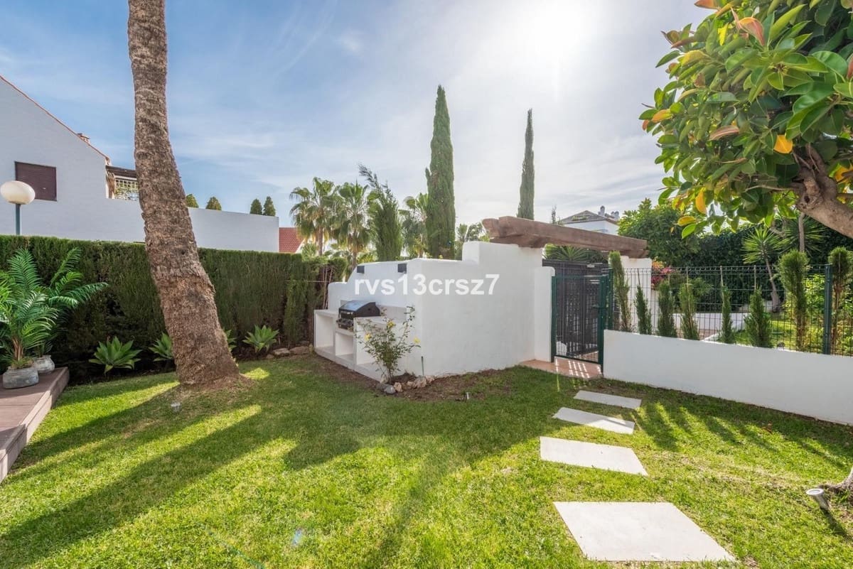 4 bedroom Apartment for sale in Nueva Andalucia with pool garage - € 795,000 (Ref: 9670459)