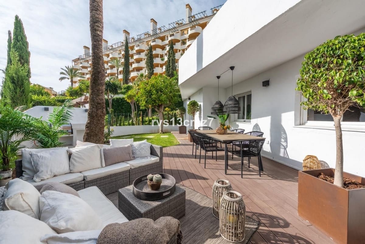 4 bedroom Apartment for sale in Nueva Andalucia with pool garage - € 795,000 (Ref: 9670459)