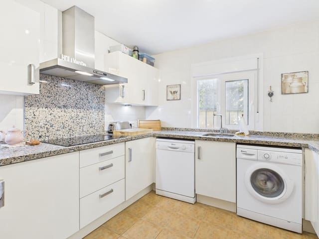 4 sypialnia Willa na sprzedaż w El Padrón, Estepona z basenem garażem - 795 000 € (Ref: 9670466)