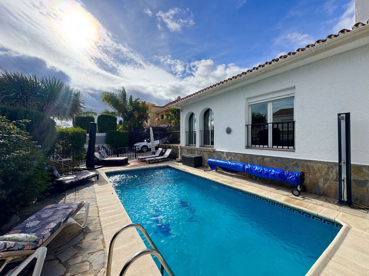 4 Zimmer Villa zu verkaufen in La Duquesa / Puerto de la Duquesa mit Pool Garage - 860.000 € (Ref: 9670468)