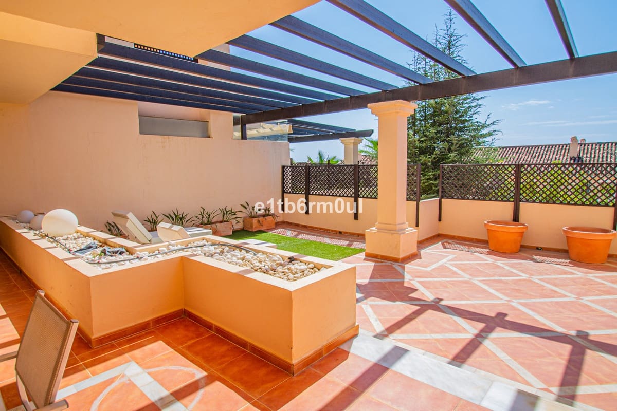 2 slaapkamer Appartement te koop in Nueva Andalucia met zwembad - € 875.000 (Ref: 9670475)