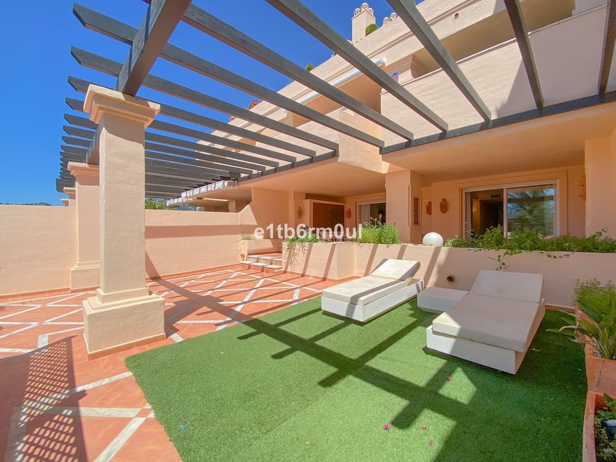 2 slaapkamer Appartement te koop in Nueva Andalucia met zwembad - € 875.000 (Ref: 9670475)
