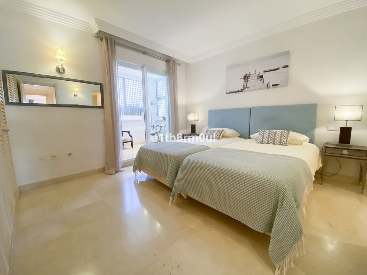 2 slaapkamer Appartement te koop in Nueva Andalucia met zwembad - € 875.000 (Ref: 9670475)