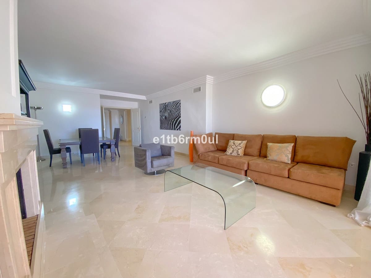 2 slaapkamer Appartement te koop in Nueva Andalucia met zwembad - € 875.000 (Ref: 9670475)