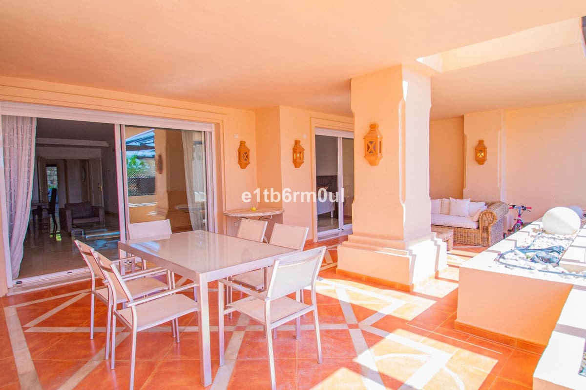 2 slaapkamer Appartement te koop in Nueva Andalucia met zwembad - € 875.000 (Ref: 9670475)