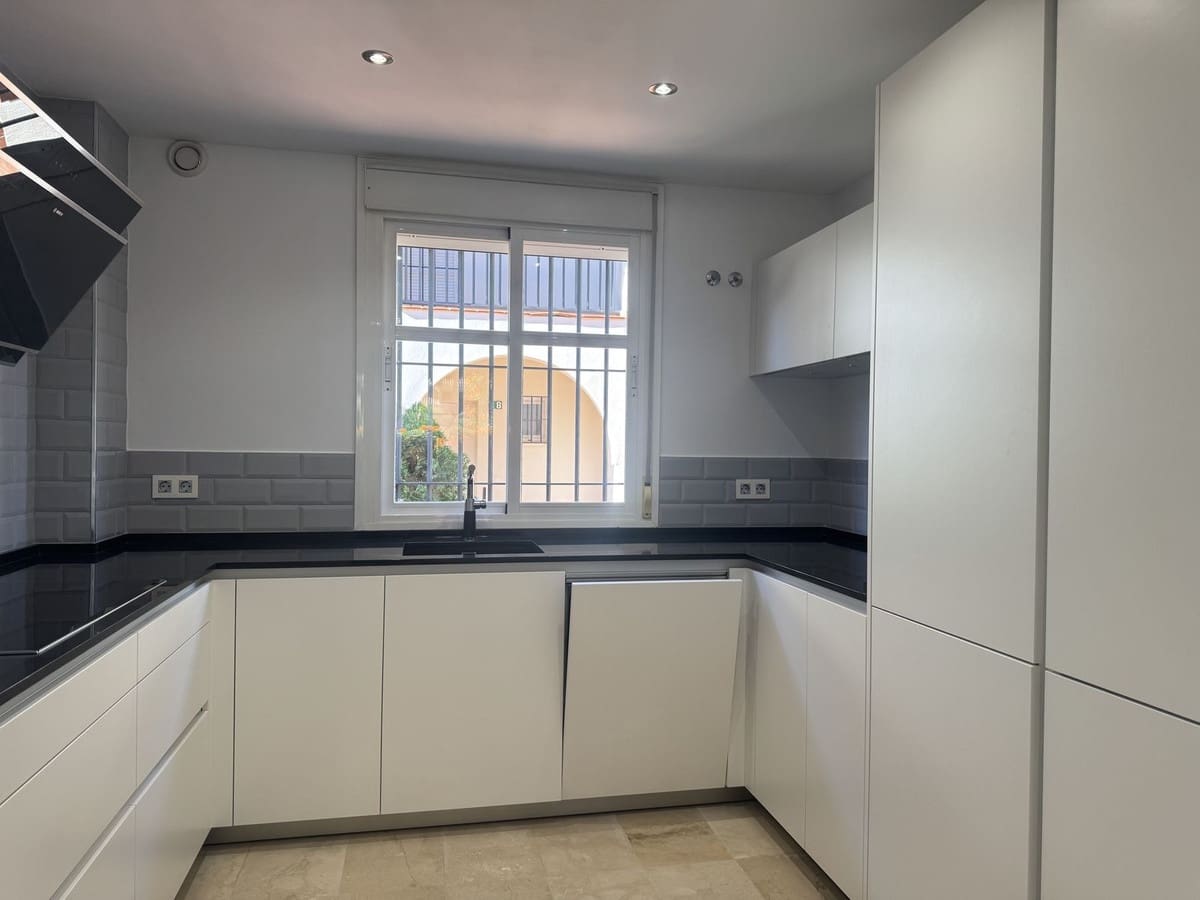 5 quarto Casa em Banda para venda em Marbella com piscina garagem - 850 000 € (Ref: 9670476)