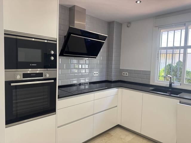 5 quarto Casa em Banda para venda em Marbella com piscina garagem - 850 000 € (Ref: 9670476)