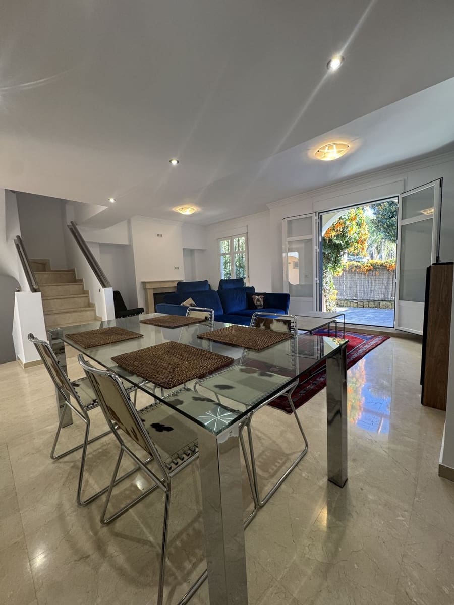 5 quarto Casa em Banda para venda em Marbella com piscina garagem - 850 000 € (Ref: 9670476)