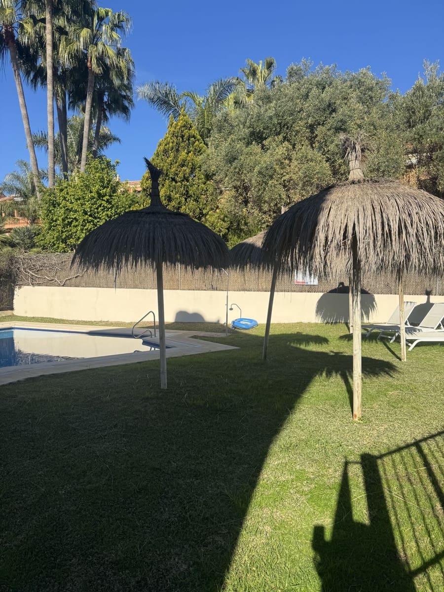 5 quarto Casa em Banda para venda em Marbella com piscina garagem - 850 000 € (Ref: 9670476)
