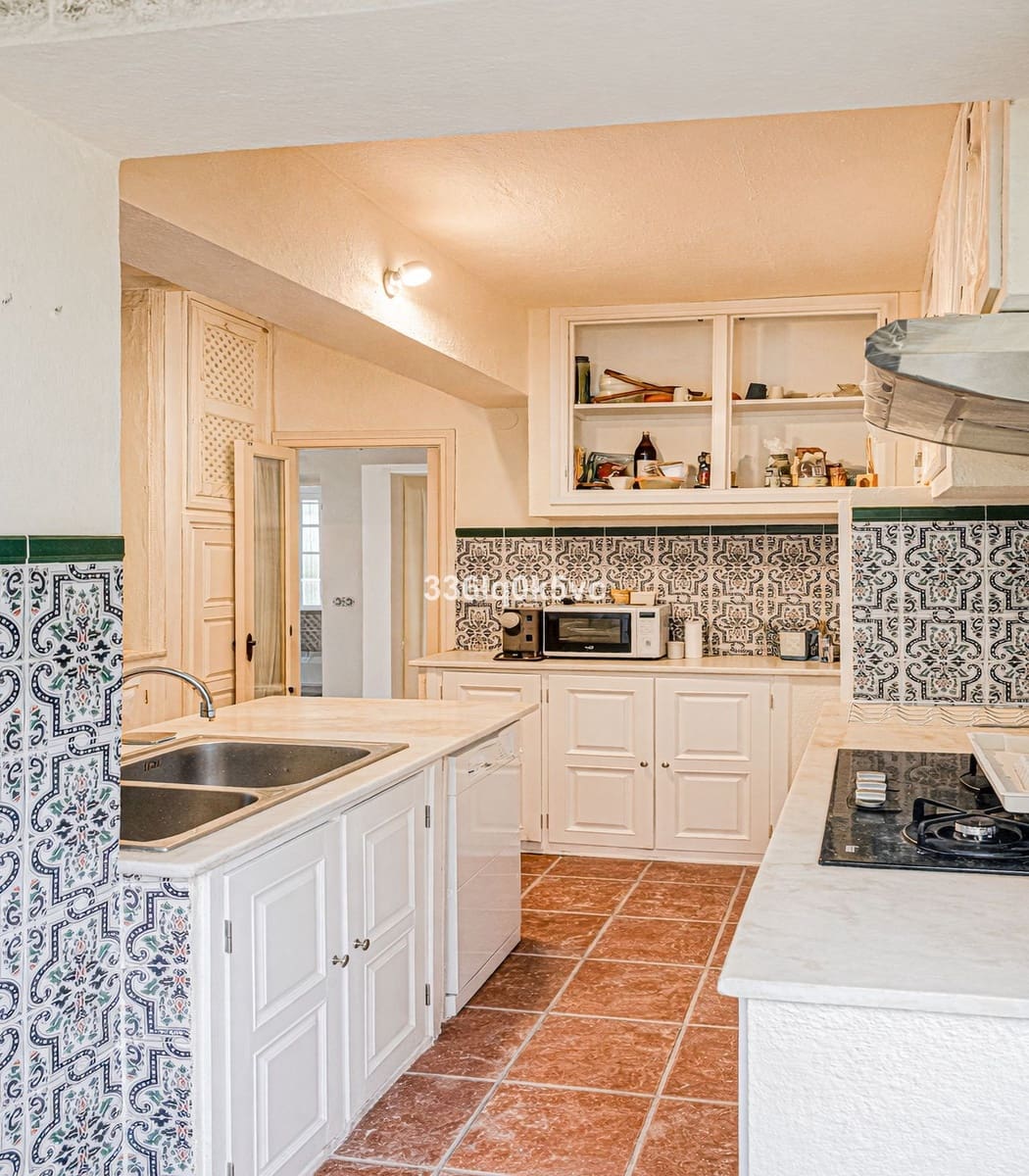 5 bedroom Villa for sale in Benahavis with pool garage - € 880,000 (Ref: 9670478)