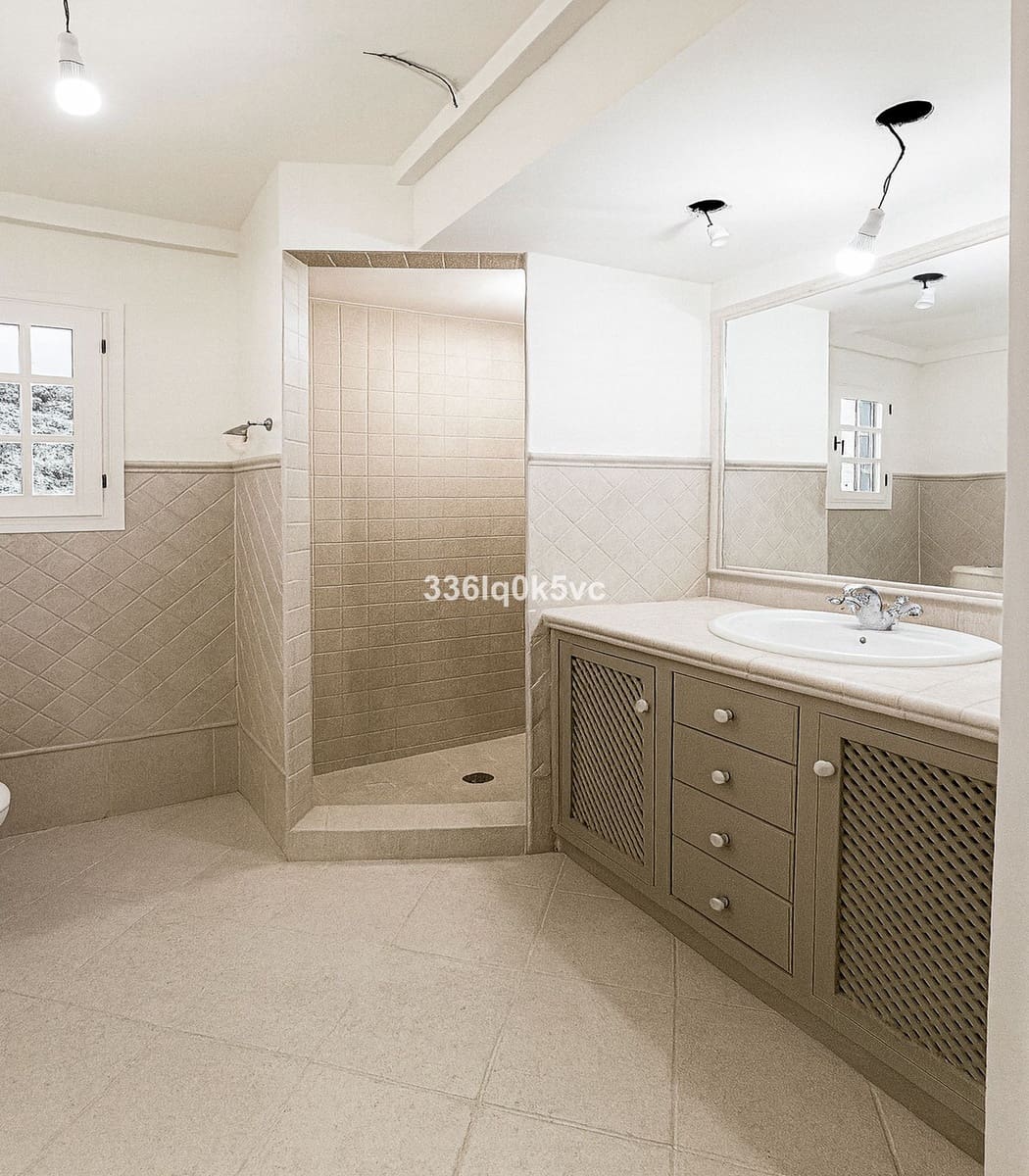 5 bedroom Villa for sale in Benahavis with pool garage - € 880,000 (Ref: 9670478)