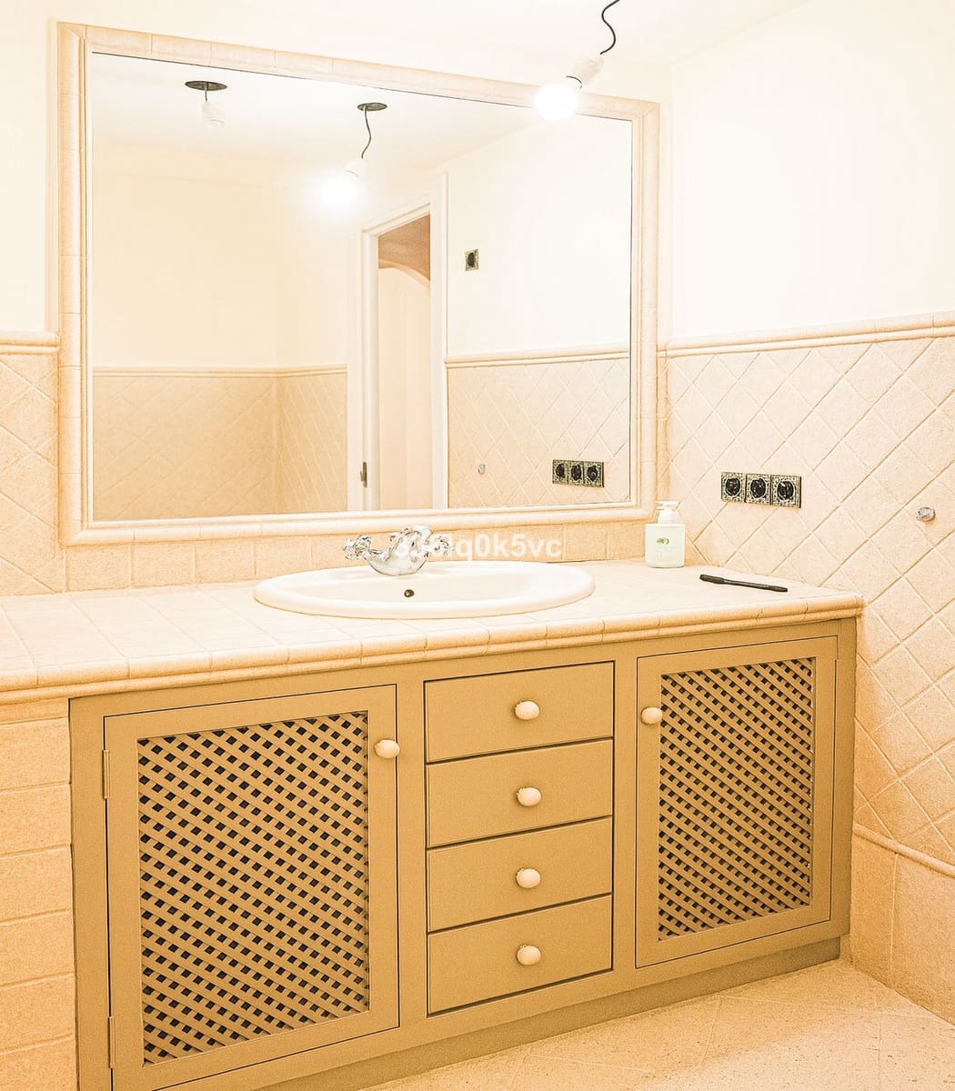 5 bedroom Villa for sale in Benahavis with pool garage - € 880,000 (Ref: 9670478)