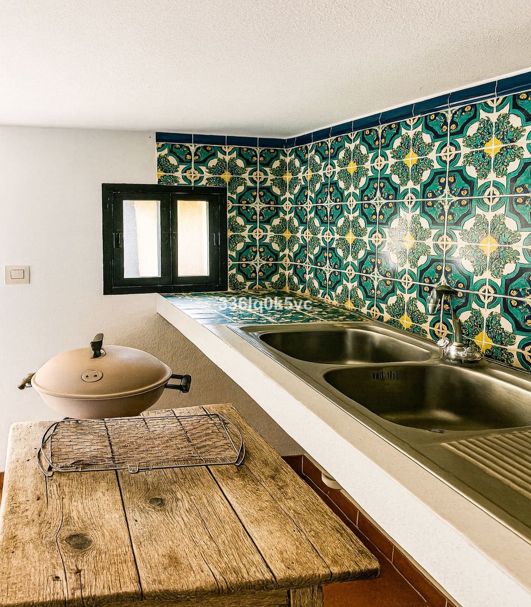 5 bedroom Villa for sale in Benahavis with pool garage - € 880,000 (Ref: 9670478)