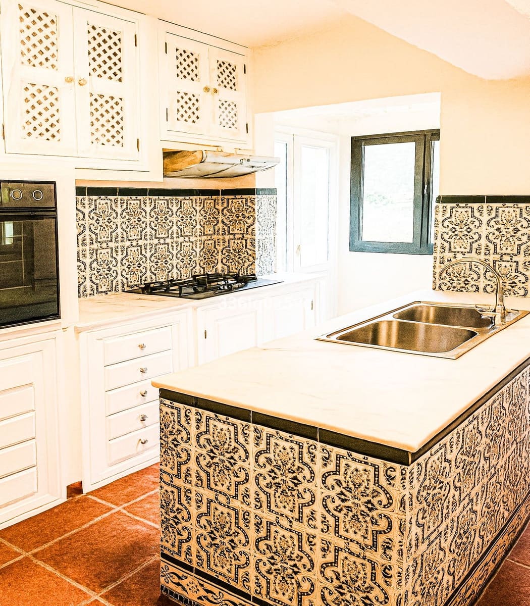 5 bedroom Villa for sale in Benahavis with pool garage - € 880,000 (Ref: 9670478)