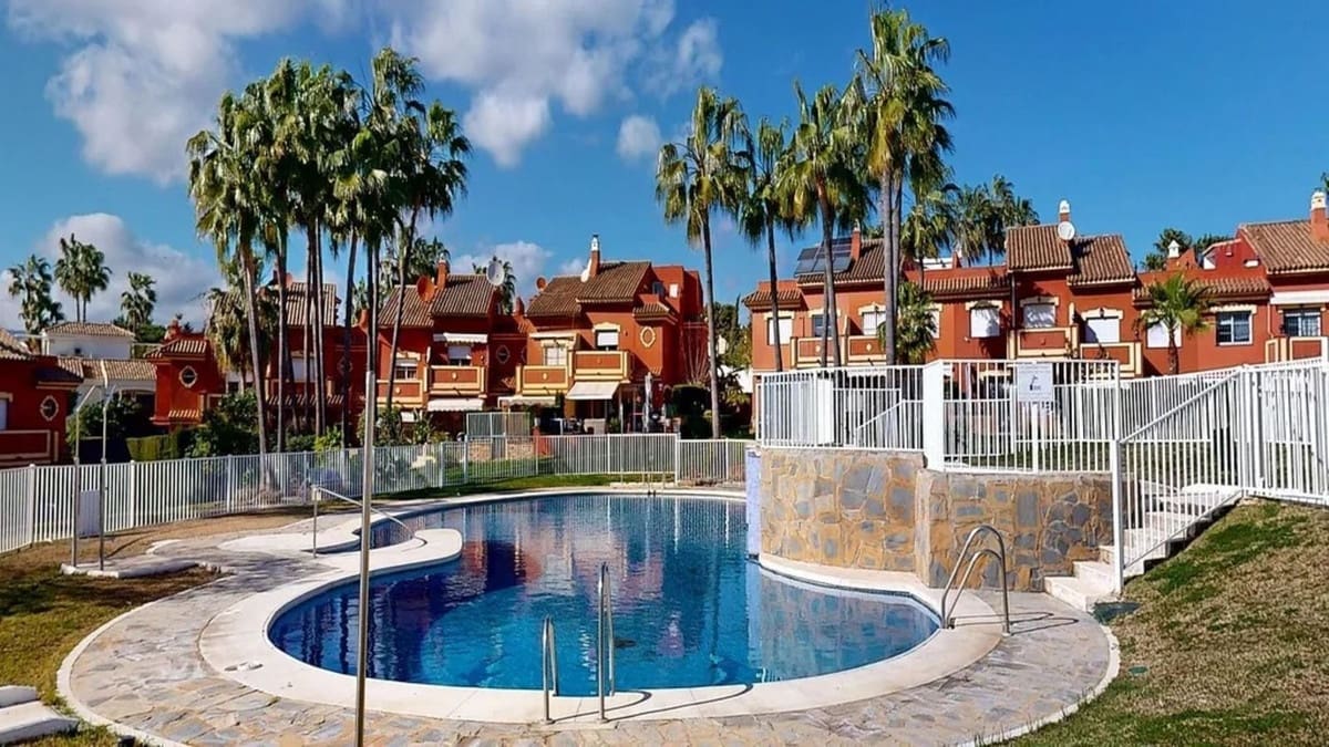 3 sovrum Semi-fristående Villa till salu i New Golden Mile med pool - 820 000 € (Ref: 9670479)