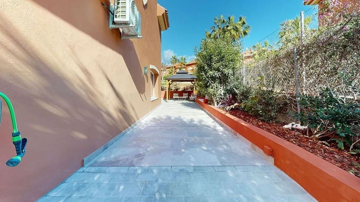 3 sovrum Semi-fristående Villa till salu i New Golden Mile med pool - 820 000 € (Ref: 9670479)