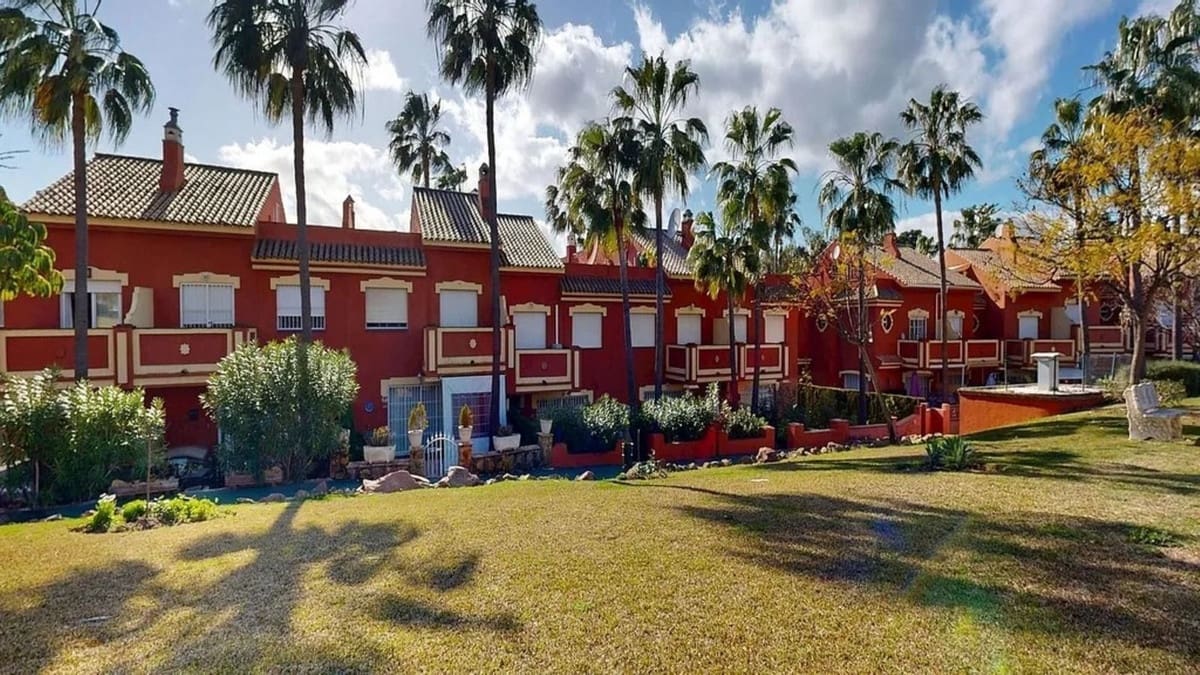 3 sovrum Semi-fristående Villa till salu i New Golden Mile med pool - 820 000 € (Ref: 9670479)