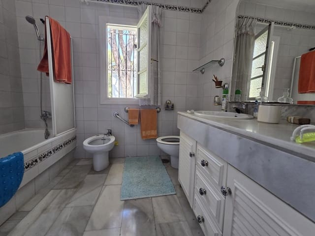 4 bedroom Villa for sale in Calahonda, Mijas with pool - € 890,000 (Ref: 9670480)