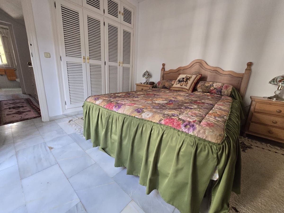 4 bedroom Villa for sale in Calahonda with pool - € 890,000 (Ref: 9670480)