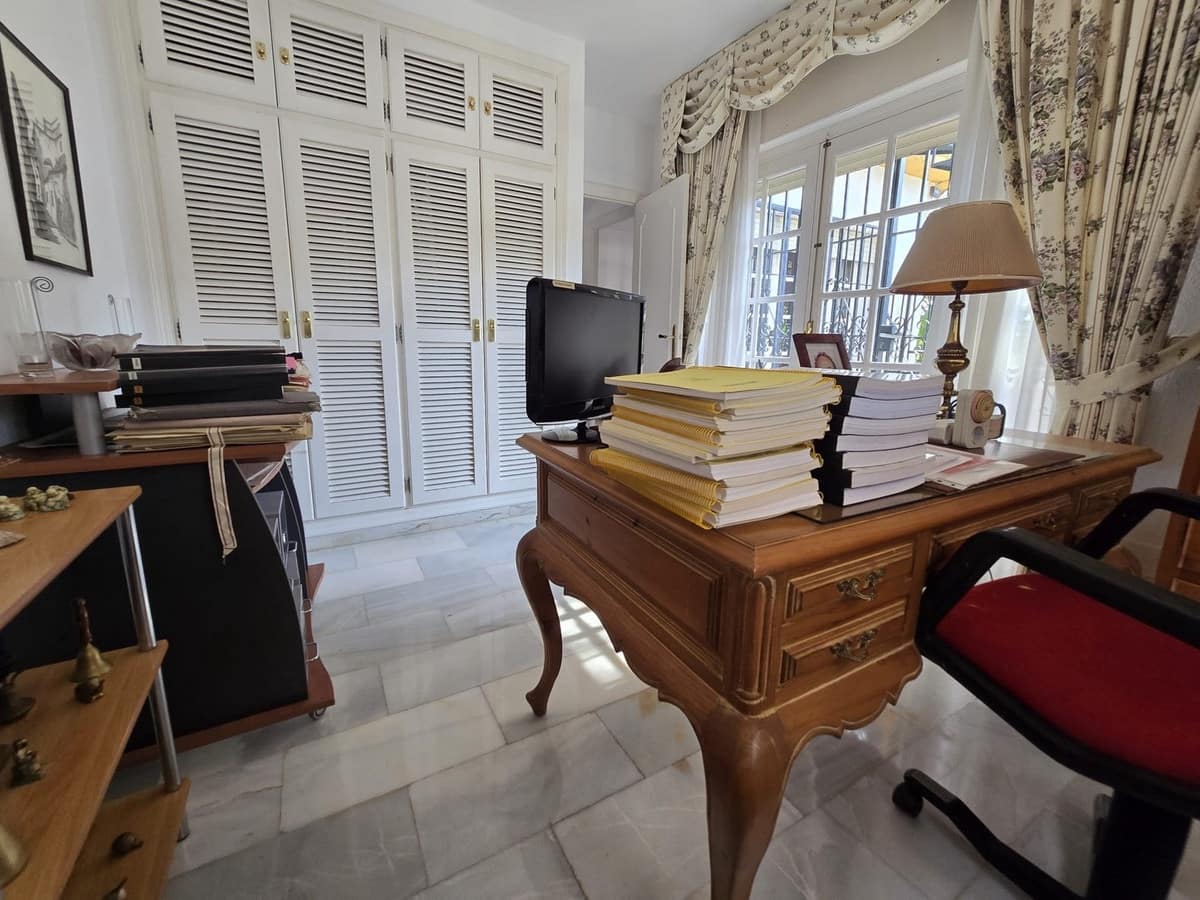 4 bedroom Villa for sale in Calahonda with pool - € 890,000 (Ref: 9670480)