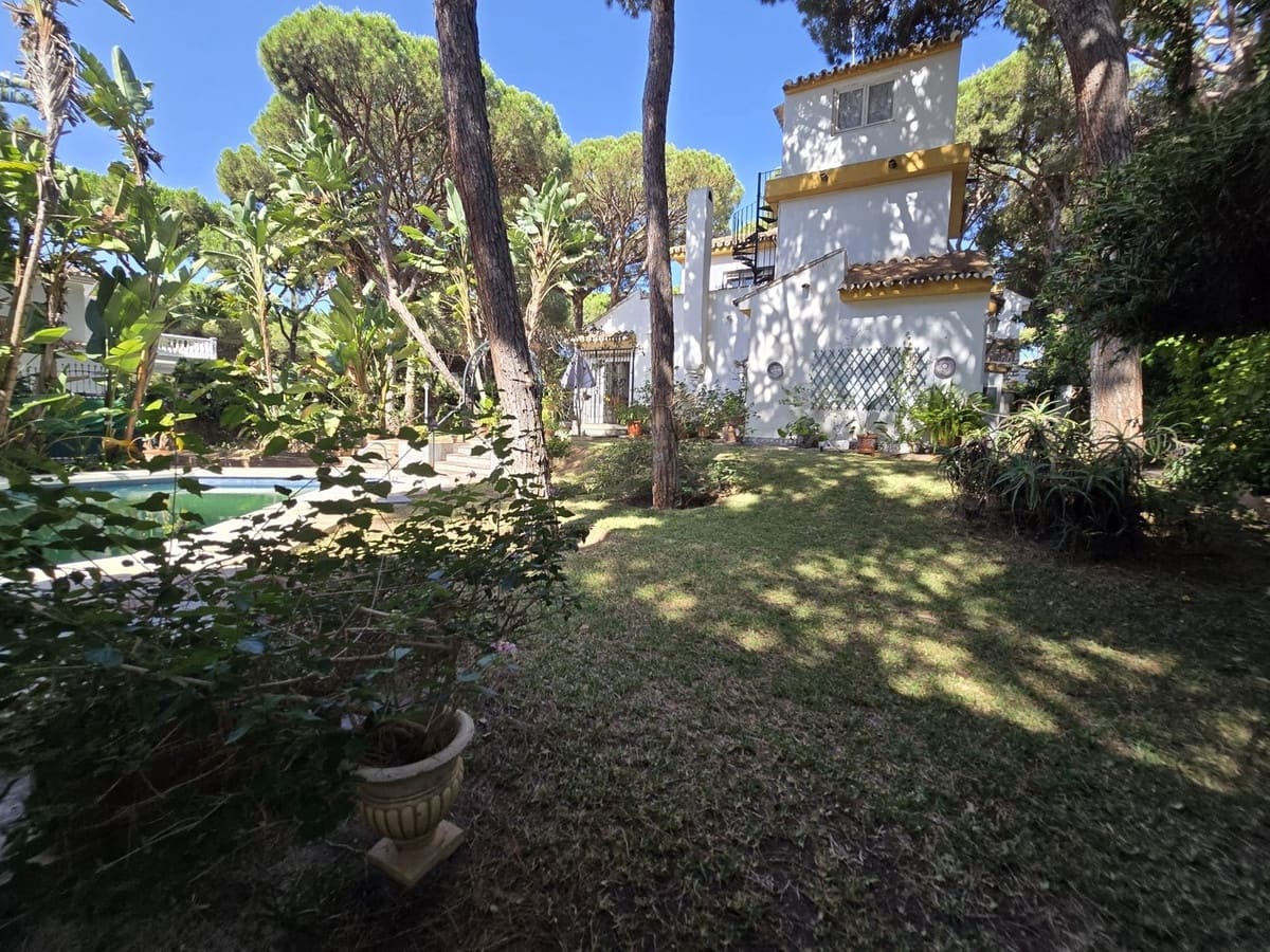 4 bedroom Villa for sale in Calahonda with pool - € 890,000 (Ref: 9670480)