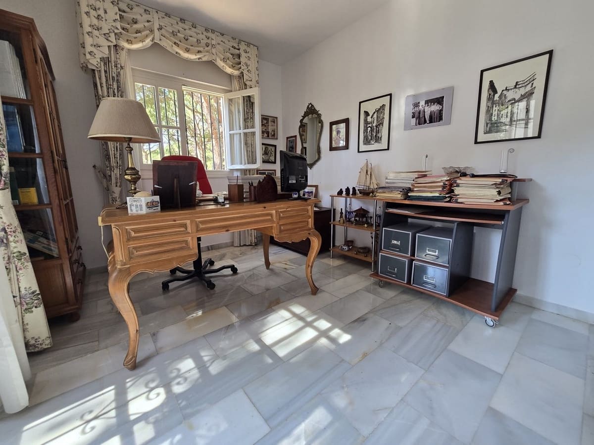 4 bedroom Villa for sale in Calahonda with pool - € 890,000 (Ref: 9670480)