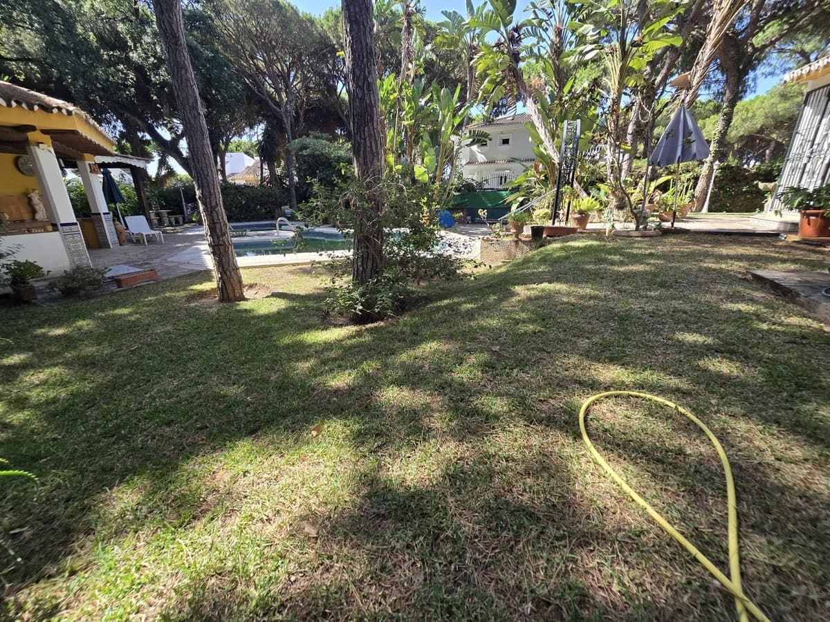4 bedroom Villa for sale in Calahonda with pool - € 890,000 (Ref: 9670480)