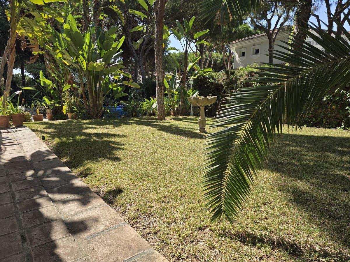 4 bedroom Villa for sale in Calahonda with pool - € 890,000 (Ref: 9670480)