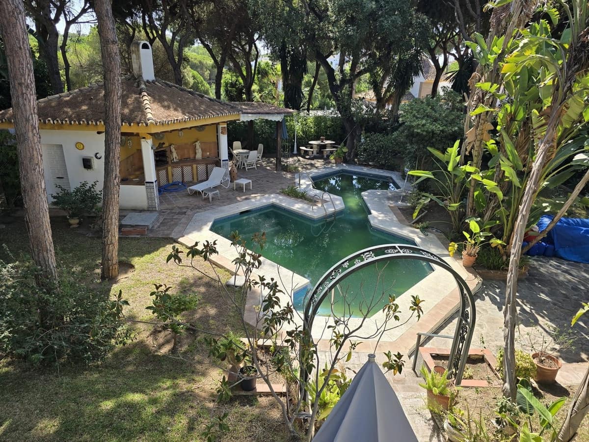 4 bedroom Villa for sale in Calahonda with pool - € 890,000 (Ref: 9670480)
