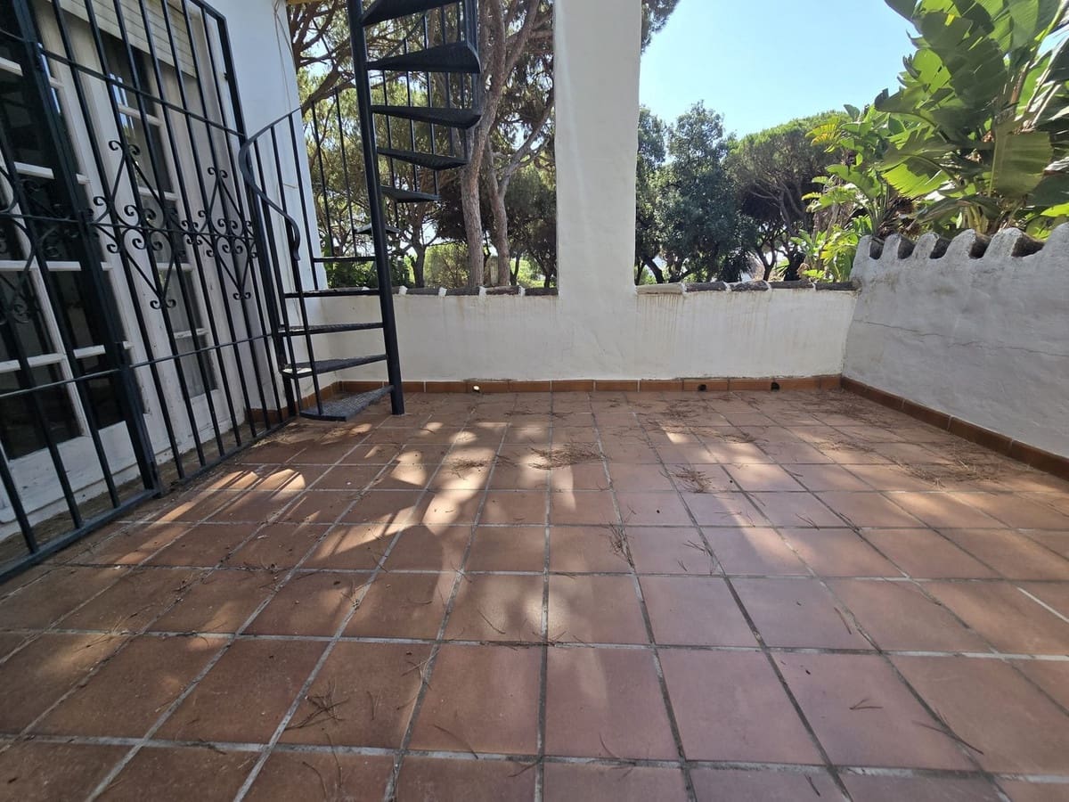 4 bedroom Villa for sale in Calahonda with pool - € 890,000 (Ref: 9670480)