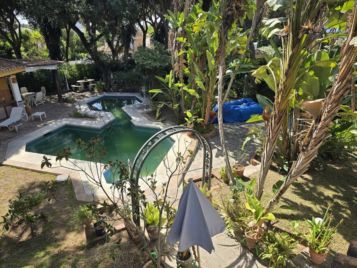 4 bedroom Villa for sale in Calahonda with pool - € 890,000 (Ref: 9670480)