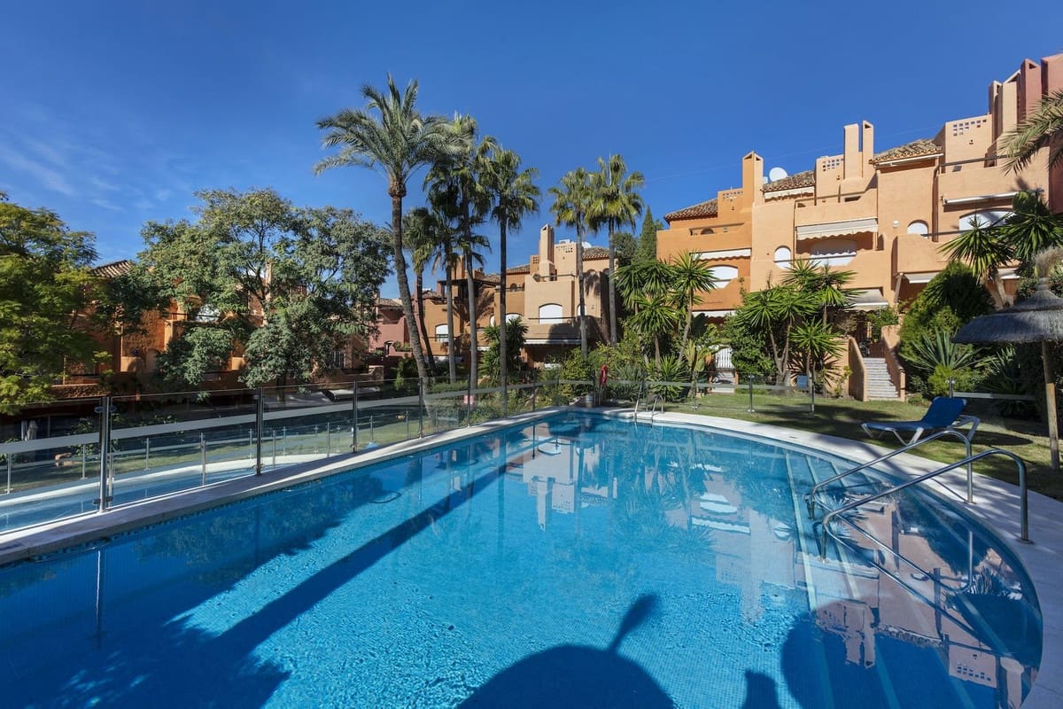 3 sovrum Hus till salu i Nueva Andalucia med pool garage - 845 000 € (Ref: 9670483)