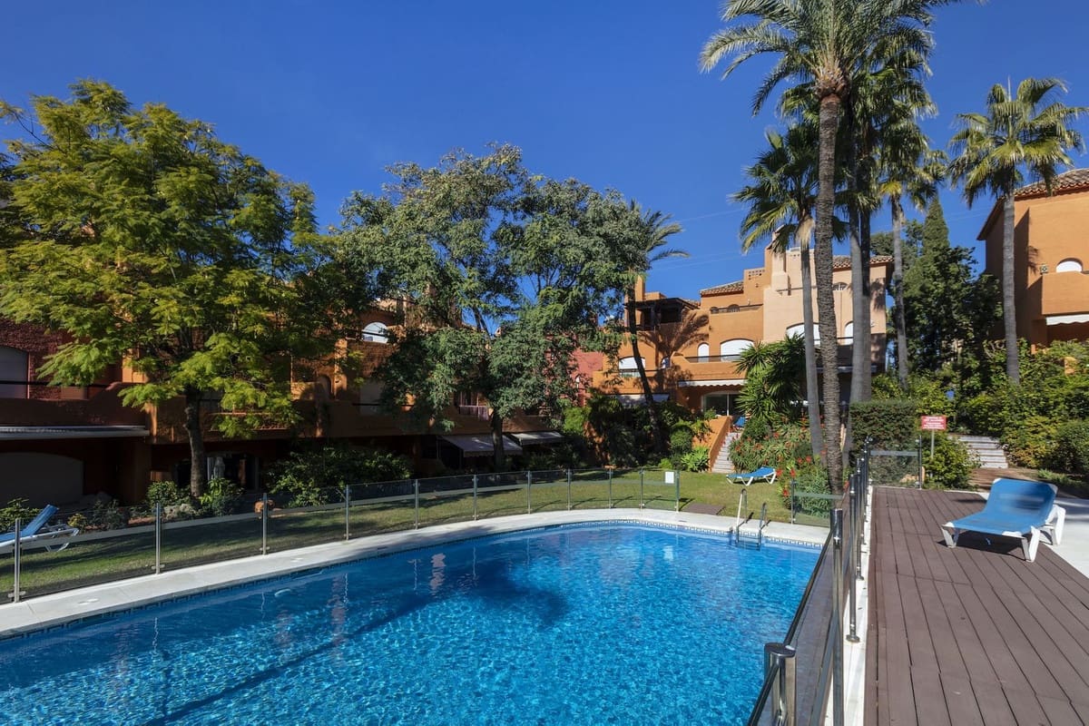 3 sovrum Hus till salu i Nueva Andalucia med pool garage - 845 000 € (Ref: 9670483)