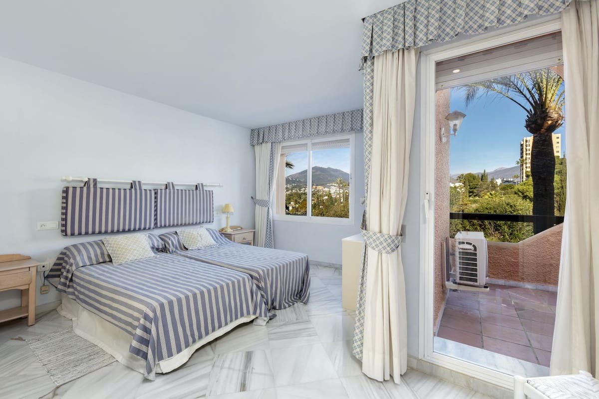 3 bedroom Townhouse for sale in Nueva Andalucia with pool garage - € 775,000 (Ref: 9670483)