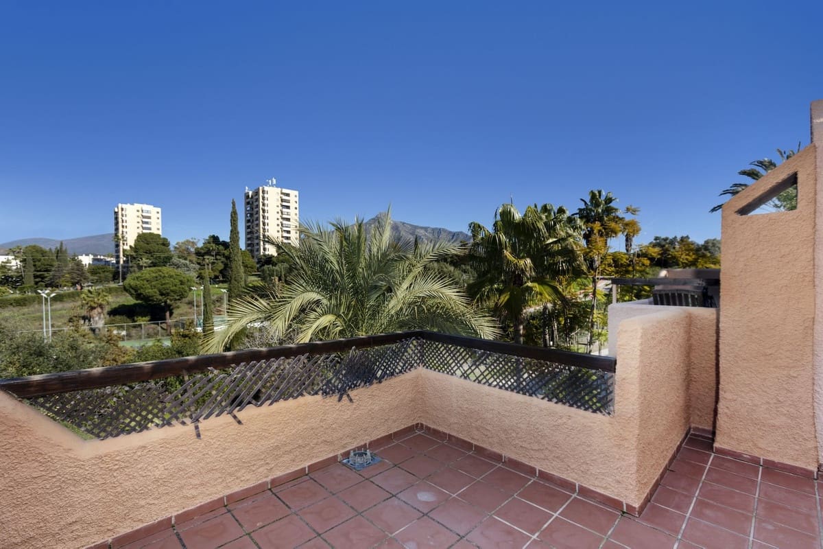 3 bedroom Townhouse for sale in Nueva Andalucia with pool garage - € 775,000 (Ref: 9670483)