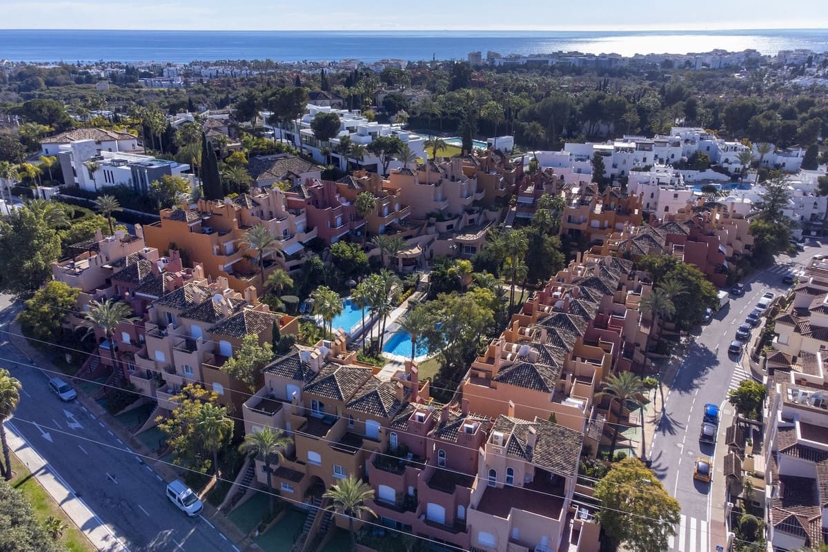 3 bedroom Townhouse for sale in Nueva Andalucia with pool garage - € 775,000 (Ref: 9670483)
