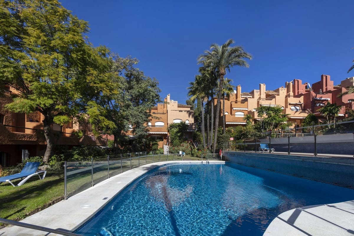 3 bedroom Townhouse for sale in Nueva Andalucia with pool garage - € 775,000 (Ref: 9670483)