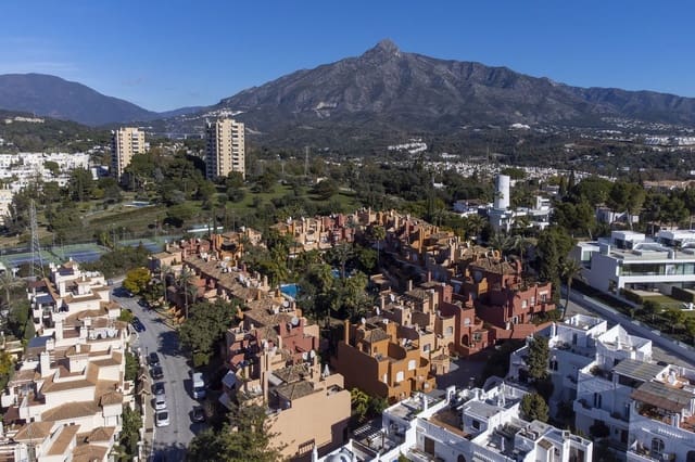 3 quarto Casa em Banda para venda em La Dama de Noche - La Alzambra, Marbella com piscina garagem - 775 000 € (Ref: 9670483)