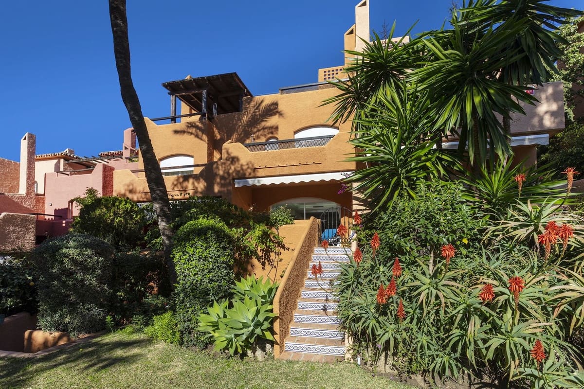 3 bedroom Townhouse for sale in Nueva Andalucia with pool garage - € 775,000 (Ref: 9670483)