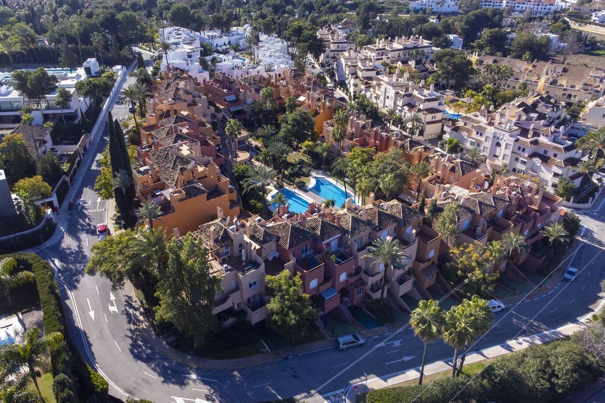 3 bedroom Townhouse for sale in Nueva Andalucia with pool garage - € 775,000 (Ref: 9670483)
