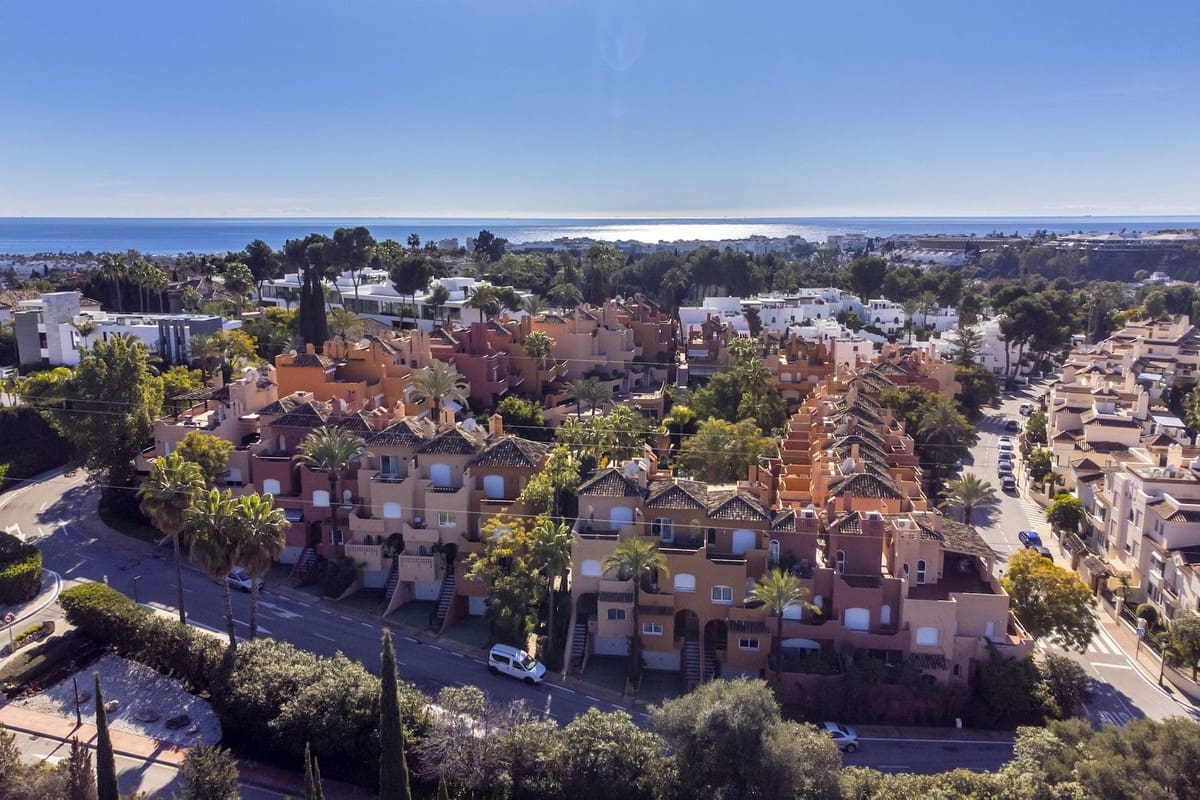 3 bedroom Townhouse for sale in Nueva Andalucia with pool garage - € 775,000 (Ref: 9670483)