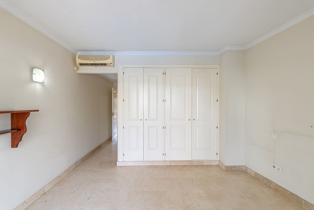 Casa de 4 habitaciones en Estepona en venta con piscina - 850.000 € (Ref: 9670486)