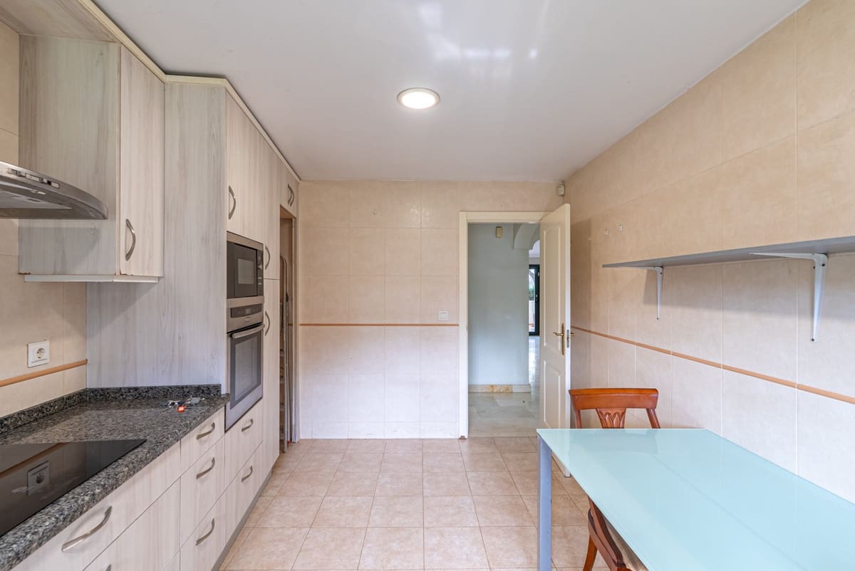 Casa de 4 habitaciones en Estepona en venta con piscina - 850.000 € (Ref: 9670486)