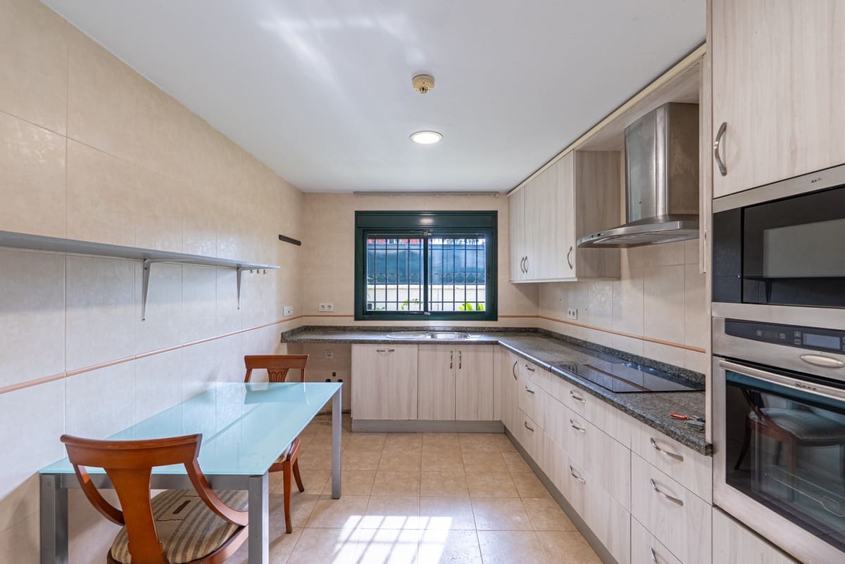 Casa de 4 habitaciones en Estepona en venta con piscina - 850.000 € (Ref: 9670486)