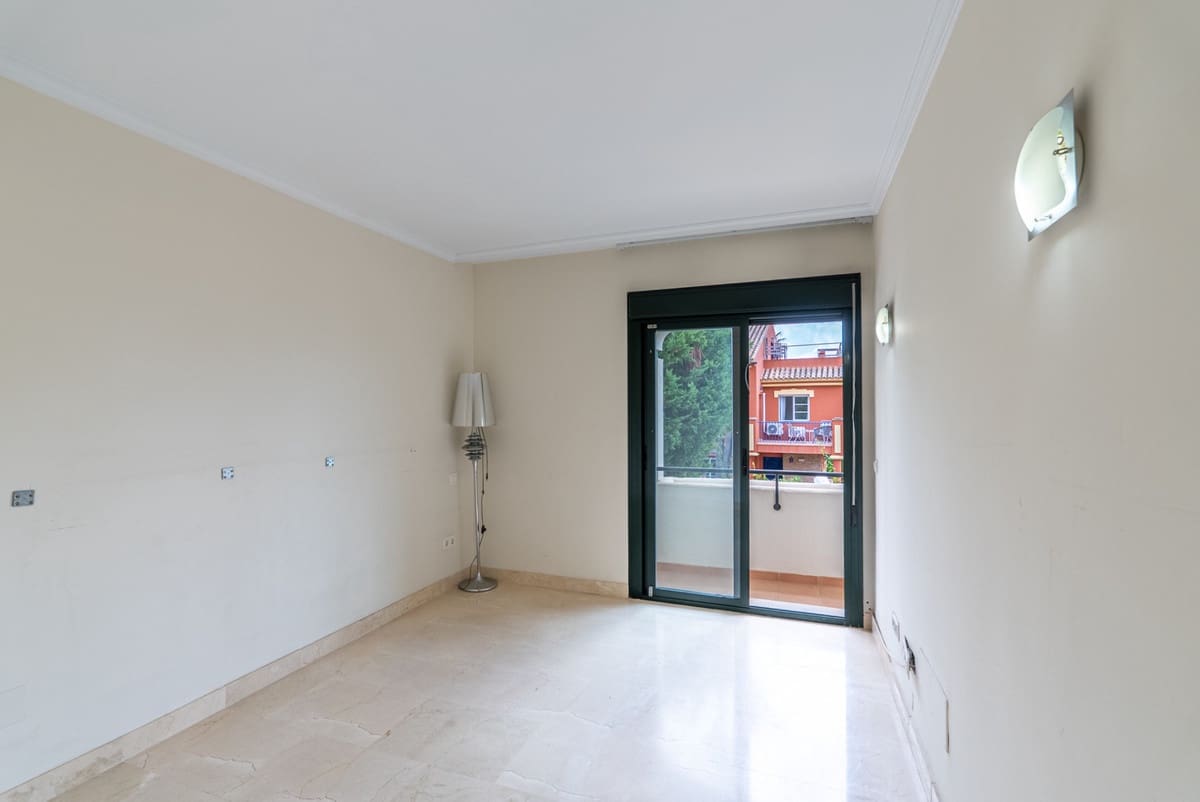 Casa de 4 habitaciones en Estepona en venta con piscina - 850.000 € (Ref: 9670486)